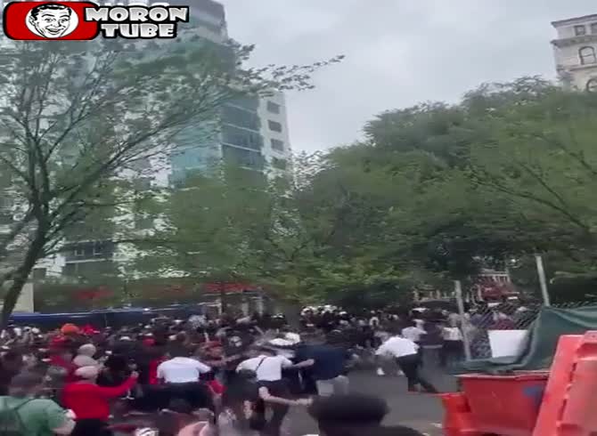 Video :During the riots in New York, a crowd attacked police officers